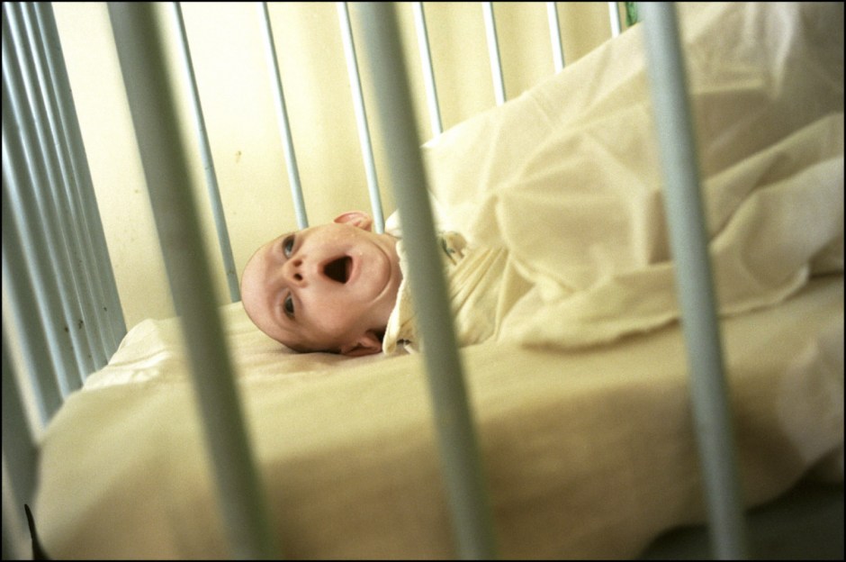 Russian Federation, St Petersburg, 2000
6 months'old, abandoned at birth. "These are the children of drug addicts and criminals. They will also be drug addicts and criminals, so why should we care for them...".
An orphanage on the outskirts of St. Petersburg. These children are HIV-positive and abandoned by their parents. They are not looked after and the hospital personnel are unconcerned.

Russie, Saint-Pétersbourg, 2000
Né sous X, six mois. "Ce sont des enfants de criminels, de drogués. Ils se drogueront et seront des criminels, pourquoi voulez vous qu'on les soigne...". 
Aux abords de St Pétersbourg, un orphelinat. Ces enfants sont séropositifs et abandonnés par leur parents. Ils ne sont pas soignés et le personnel de l'hôpital trouve ça normal.

Samuel Bollendorff / Agence VU
