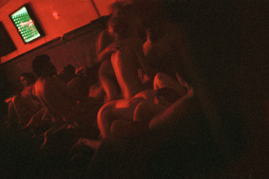 1998-2001From the series "Forbidden City".Swinging club scene between Paris and New York.1998-2001Issue de la sÈrie "Forbidden City".ScËne dans un club Èchangiste entre Paris et New York.Jean-Christian Bourcart / Agence VU