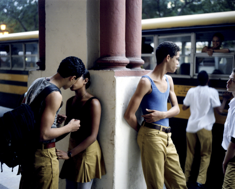 Cuba, Havana, February 2002Pupils from the school of the national's ballet waiting for their bus.Cuba, La Havane, FÈvrier 2002ElËves de l'Ècole du Ballet national attendant leur bus.© Bertrand Desprez / Agence VU