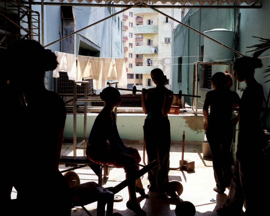 Cuba, Havana, February 2002Weights room inside the premises of the national TV's ballet.Cuba, La Havane, FÈvrier 2002Salle de musculation dans les locaux du ballet national de la tÈlÈvision cubaine.© Bertrand Desprez / Agence VU