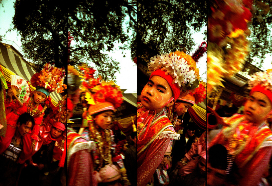 Thailand, Chiang Mai, 2002Shan Buddist Ceremony for young novice monks held at WatPa Pao in Chiang Mai,north-western Thailand.The ceremony takes place over three days where children are dressed up with lavish clothing and bright makeup and carried on the shoulders of family members.Here a young novice has his head shaved by monks before the start of the ceremony.Thailande, Chiang Mai, 2002Une cÈrÈmonie bouddhiste Shan pour les nouveaux moines se passe au temple WatPa Pao ‡ Chiang Mai, au Nord-Ouest de la Thailande. La cÈrÈmonie dure 3 jours et les enfants sont habillÈs de vÍtements lourds, sont maquillÈs avec des couleurs voyantes et sont portÈs sur les Èpaules des membres de leur famille. Les moines rasent les cheveux de ce jeunes novice avant le dÈbut de la cÈrÈmonie.Steven Siewert / Agence VU