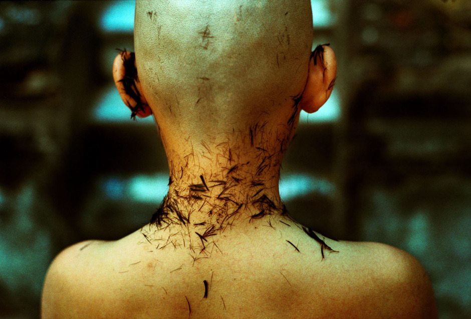 Thailand, Chiang Mai, 2002Shan Buddist Ceremony for young novice monks held at WatPa Pao in Chiang Mai,north-western Thailand.The ceremony takes place over three days where children are dressed up with lavish clothing and bright makeup and carried on the shoulders of family members.Here a young novice has his head shaved by monks before the start of the ceremony.Thailande, Chiang Mai, 2002Une cÈrÈmonie bouddhiste Shan pour les nouveaux moines se passe au temple WatPa Pao ‡ Chiang Mai, au Nord-Ouest de la Thailande. La cÈrÈmonie dure 3 jours et les enfants sont habillÈs de vÍtements lourds, sont maquillÈs avec des couleurs voyantes et sont portÈs sur les Èpaules des membres de leur famille. Les moines rasent les cheveux de ce jeunes novice avant le dÈbut de la cÈrÈmonie.Steven Siewert / Agence VU