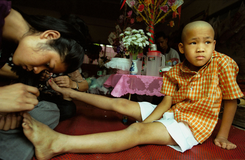 Thailand, Chiang Mai, 2002Shan Buddist Ceremony for young novice monks held at WatPa Pao in Chiang Mai,north-western Thailand.The ceremony takes place over three days where children are dressed up with lavish clothing and bright makeup and carried on the shoulders of family members.Photo shows a young novice monk having his nails painted for the start of the ceremony.Thailande, Chiang Mai, 2002Une cÈrÈmonie bouddhiste Shan pour les nouveaux moines se passe au temple WatPa Pao ‡ Chiang Mai, au Nord-Ouest de la Thailande. La cÈrÈmonie dure 3 jours et les enfants sont habillÈs de vÍtements lourds, sont maquillÈs avec des couleurs voyantes et sont portÈs sur les Èpaules des membres de leur famille. On peint les ongles d'un jeune novice avant le dÈbut de la cÈrÈmonie.Steven Siewert / Agence VU