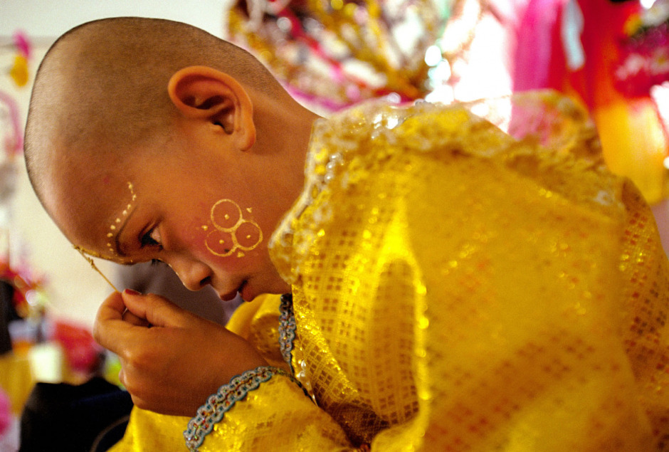 Thailand, Chiang Mai, 2002Shan Buddist Ceremony for young novice monks held at WatPa Pao in Chiang Mai,north-western Thailand.The ceremony takes place over three days where children are dressed up with lavish clothing and bright makeup and carried on the shoulders of family members.Photo shows a young novice monk applying makeup before the ceremony.Thailande, Chiang Mai, 2002Une cÈrÈmonie bouddhiste Shan pour les nouveaux moines se passe au temple WatPa Pao ‡ Chiang Mai, au Nord-Ouest de la Thailande. La cÈrÈmonie dure 3 jours et les enfants sont habillÈs de vÍtements lourds, sont maquillÈs avec des couleurs voyantes et sont portÈs sur les Èpaules des membres de leur famille. Un jeune moine novice se maquille avant le dÈbut de la cÈrÈmonie.Steven Siewert / Agence VU