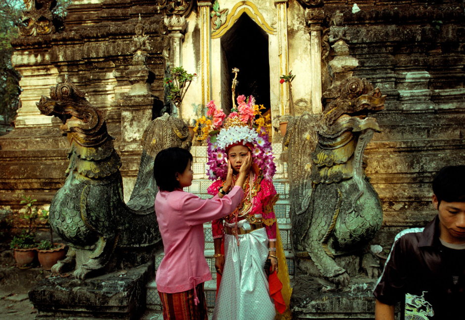 Thailand, Chiang Mai, 2002Shan Buddist Ceremony for young novice monks held at WatPa Pao in Chiang Mai,north-western Thailand.The ceremony takes place over three days where children are dressed up with lavish clothing and bright makeup and carried on the shoulders of family members.Thailande, Chiang Mai, 2002Une cÈrÈmonie bouddhiste Shan pour les nouveaux moines se passe au temple WatPa Pao ‡ Chiang Mai, au Nord-Ouest de la Thailande. La cÈrÈmonie dure 3 jours et les enfants sont habillÈs de vÍtements lourds, sont maquillÈs avec des couleurs voyantes et sont portÈs sur les Èpaules des membres de leur famille.Steven Siewert / Agence VU