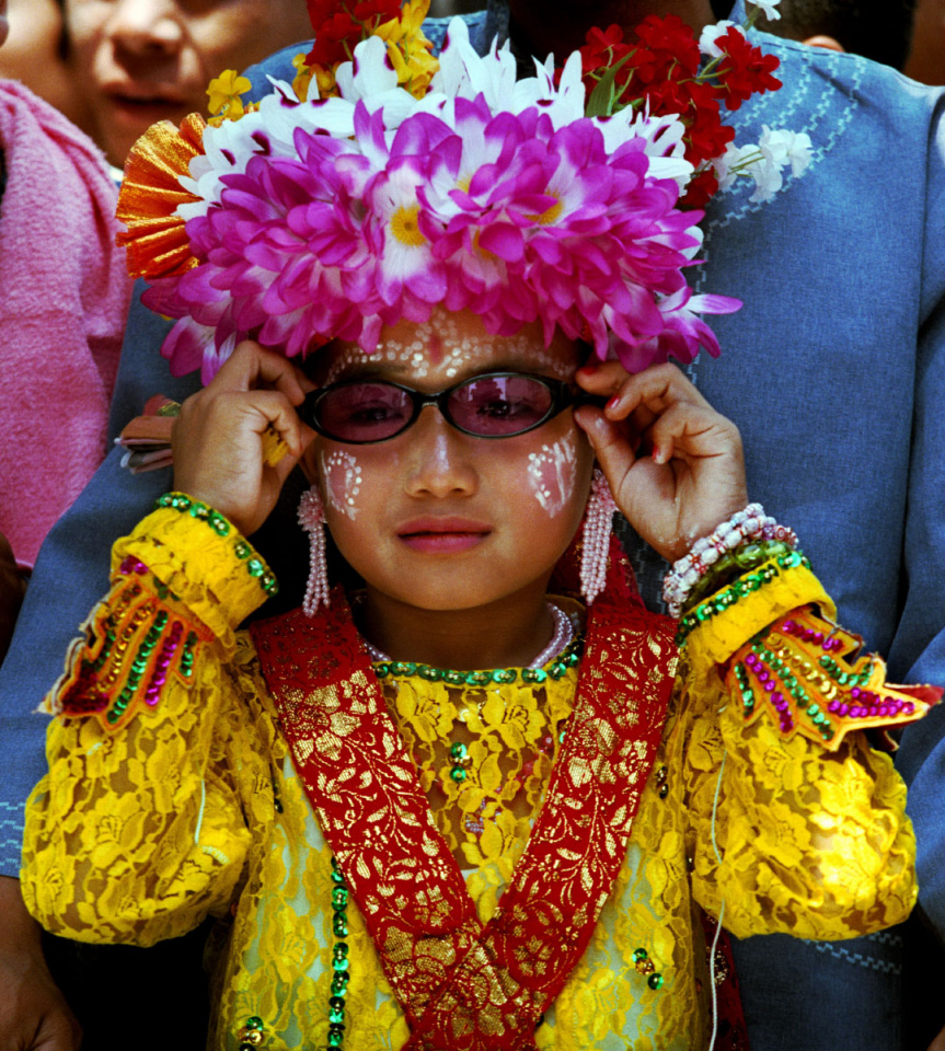 Thailand, Chiang Mai, 2002Shan Buddist Ceremony for young novice monks held at WatPa Pao in Chiang Mai,north-western Thailand.The ceremony takes place over three days where children are dressed up with lavish clothing and bright makeup and carried on the shoulders of family members.Thailande, Chiang Mai, 2002Une cÈrÈmonie bouddhiste Shan pour les nouveaux moines se passe au temple WatPa Pao ‡ Chiang Mai, au Nord-Ouest de la Thailande. La cÈrÈmonie dure 3 jours et les enfants sont habillÈs de vÍtements lourds, sont maquillÈs avec des couleurs voyantes et sont portÈs sur les Èpaules des membres de leur famille.Steven Siewert / Agence VU