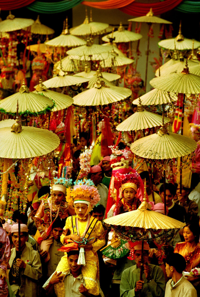 Thailand, Chiang Mai, 2002Shan Buddist Ceremony for young novice monks held at WatPa Pao in Chiang Mai,north-western Thailand.The ceremony takes place over three days where children are dressed up with lavish clothing and bright makeup and carried on the shoulders of family members.Thailande, Chiang Mai, 2002Une cÈrÈmonie bouddhiste Shan pour les nouveaux moines se passe au temple WatPa Pao ‡ Chiang Mai, au Nord-Ouest de la Thailande. La cÈrÈmonie dure 3 jours et les enfants sont habillÈs de vÍtements lourds, sont maquillÈs avec des couleurs voyantes et sont portÈs sur les Èpaules des membres de leur famille.Steven Siewert / Agence VU