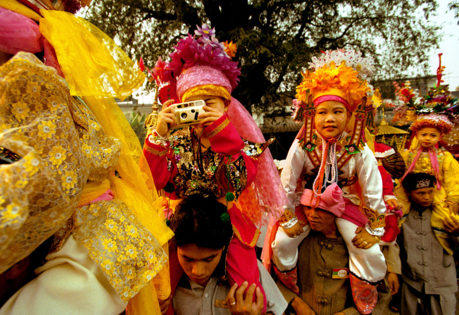 Thailand, Chiang Mai, 2002Shan Buddist Ceremony for young novice monks held at WatPa Pao in Chiang Mai,north-western Thailand.The ceremony takes place over three days where children are dressed up with lavish clothing and bright makeup and carried on the shoulders of family members.Photo shows young novice monks on the shoulders of a relatives during the ceremony.Thailande, Chiang Mai, 2002Une cÈrÈmonie bouddhiste Shan pour les nouveaux moines se passe au temple WatPa Pao ‡ Chiang Mai, au Nord-Ouest de la Thailande. La cÈrÈmonie dure 3 jours et les enfants sont habillÈs de vÍtements lourds, sont maquillÈs avec des couleurs voyantes et sont portÈs sur les Èpaules des membres de leur famille. Un jeune moine novice sur les Èpaule d'un de ses proches pendant la cÈrÈmonie.Steven Siewert / Agence VU