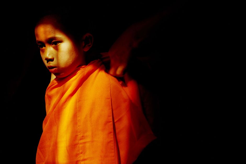 Thailand, Chiang Mai, 2002Shan Buddist Ceremony for young novice monks held at WatPa Pao in Chiang Mai,north-western Thailand.The ceremony takes place over three days where children are dressed up with lavish clothing and bright makeup and carried on the shoulders of family members.Photo shows a young novice monk changing into saffron robes during the ceremony.Thailande, Chiang Mai, 2002Une cÈrÈmonie bouddhiste Shan pour les nouveaux moines se passe au temple WatPa Pao ‡ Chiang Mai, au Nord-Ouest de la Thailande. La cÈrÈmonie dure 3 jours et les enfants sont habillÈs de vÍtements lourds, sont maquillÈs avec des couleurs voyantes et sont portÈs sur les Èpaules des membres de leur famille. Un jeune moine novice revÍt une robe saffranÈe pendant la cÈrÈmonie.Steven Siewert / Agence VU