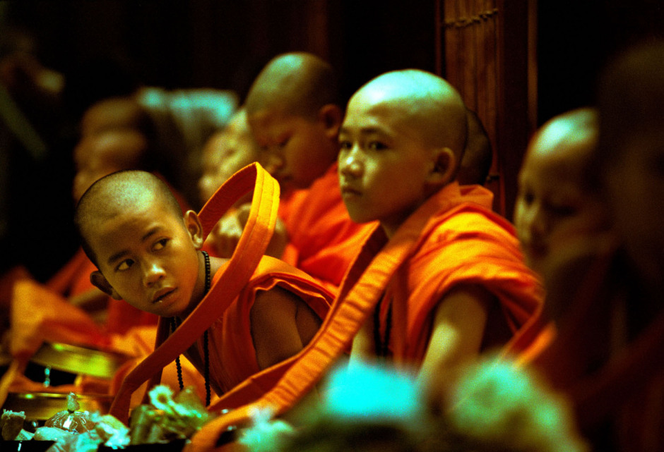 Thailand, Chiang Mai, 2002Shan Buddist Ceremony for young novice monks held at WatPa Pao in Chiang Mai,north-western Thailand.The ceremony takes place over three days where children are dressed up with lavish clothing and bright makeup and carried on the shoulders of family members.Photo shows a young novice monks into saffron robes during the ceremony.Thailande, Chiang Mai, 2002Une cÈrÈmonie bouddhiste Shan pour les nouveaux moines se passe au temple WatPa Pao ‡ Chiang Mai, au Nord-Ouest de la Thailande. La cÈrÈmonie dure 3 jours et les enfants sont habillÈs de vÍtements lourds, sont maquillÈs avec des couleurs voyantes et sont portÈs sur les Èpaules des membres de leur famille. De jeunes moines novices vÍtus d'une robe saffranÈe pendant la cÈrÈmonie.Steven Siewert / Agence VU