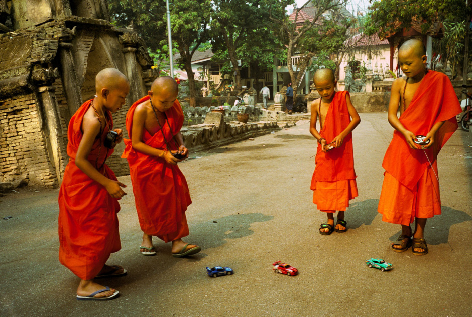 Thailand, Chiang Mai, 2002Shan Buddist Ceremony for young novice monks held at WatPa Pao in Chiang Mai,north-western Thailand.The ceremony takes place over three days where children are dressed up with lavish clothing and bright makeup and carried on the shoulders of family members.Photo shows a young novice monks in saffron robes playing with remote toy cars after the ceremony.Thailande, Chiang Mai, 2002Une cÈrÈmonie bouddhiste Shan pour les nouveaux moines se passe au temple WatPa Pao ‡ Chiang Mai, au Nord-Ouest de la Thailande. La cÈrÈmonie dure 3 jours et les enfants sont habillÈs de vÍtements lourds, sont maquillÈs avec des couleurs voyantes et sont portÈs sur les Èpaules des membres de leur famille. Un jeune moine novice vÍtu d'une robe saffranÈe joue avec des voitures Èlectriques aprËs la cÈrÈmonie.Steven Siewert / Agence VU