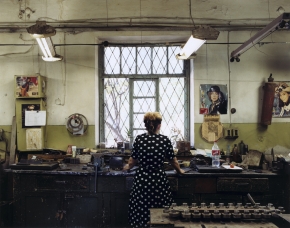 © RIP HOPKINS / AGENCE VUHOME AND AWAYOUZBEKISTAN, 200202/08/02Lubov Rascheskina Ivanovna in the section of Tashkent's old shoe factory reconverted to make food processing machines. She is 54 years old. She is a barrister but cleans in the factory during the day. Her parents were Russians sent to Kirgizstan by Stalin in the 1946, they then came to Uzbekistan in the late 1960s. She wants to leave for Moscow.N°10650