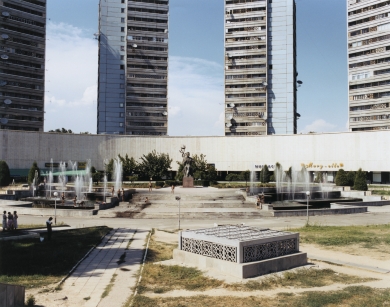 © RIP HOPKINS / AGENCE VUHOME AND AWAYOUZBEKISTAN, 200203/08/02The Khamid Olimdjon monument and Business Centre with flats for sale above it in Tashkent's town centre.N°10650