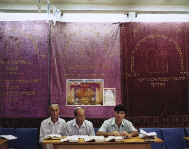 © RIP HOPKINS / AGENCE VUHOME AND AWAYOUZBEKISTAN, 200206/08/02Sholom, Isak and Iosef in Tashkent's Bukhara Synagogue.Sholom is 62 years old. He is a retired cobbler. He was born in Bukhara and he has already left for Israel to join his family.Isak is 60 years old. He is a retired shopkeeper. He was born in Bukhara and has already left for Israel to join his family.Iosef is 30 years old. He is an electrician. He was born in Bukhara and has already left for New York via Israel to join his family.N°10650