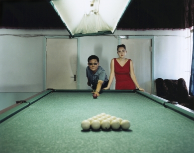 © RIP HOPKINS / AGENCE VUHOME AND AWAYOUZBEKISTAN, 200217/08/02Wu Janliang and Tanya Poleva in Tashkent's Billiard Klub.Wu Janliang is 55 years old. He is the director of a language institute in Peking, China.Tanya Poleva is 22 years old. She studies at Tashkent's Oriental Language Institute. All her grandparents are Russian and were born here. She does not want to leave.N°10650