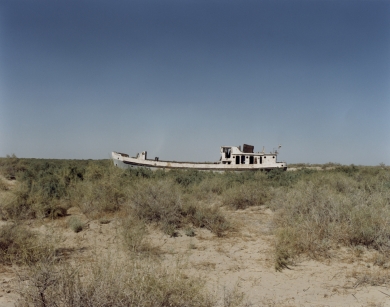 © RIP HOPKINS / AGENCE VU
HOME AND AWAY
OUZBEKISTAN, 2002

22/08/02
Beached fishing boat in what was previously Muynak harbor town's port. (Northwest Uzbekistan in the Karakalpakstan Republic which borders Turkmenistan and Kazakhstan).

N°10650