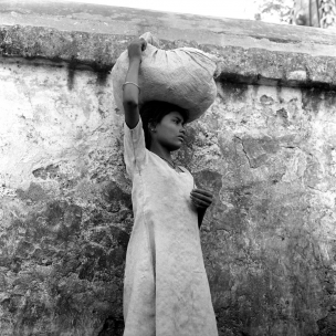 jeune fille portant un baluchon