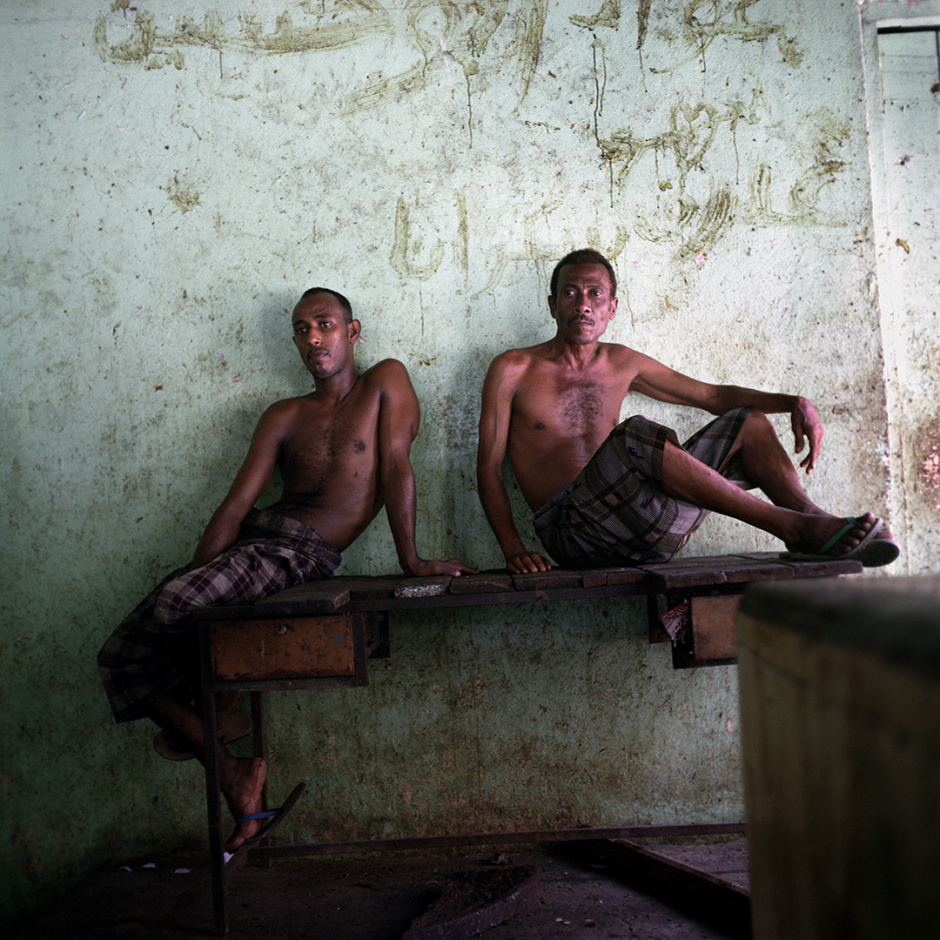 Yemen, Aden, Spring 2004Fishermen having a rest in the fishmarketYemen, Aden, Printemps 2004Pêcheurs au repos dans le souk aux poissons  © Denis Dailleux / Agence VU
