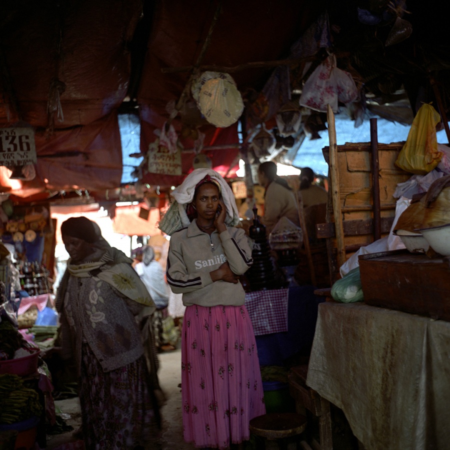 Ethiopia, Addis Ababa, Spring 2004Mercato market, one of the biggest market in the Horn of Africa.Ethiopie, Addis Abeba, Printemps 2004Marché Mercato, l'un des plus grand marché de la corne de l'Afrique.Denis Dailleux / Agence VU