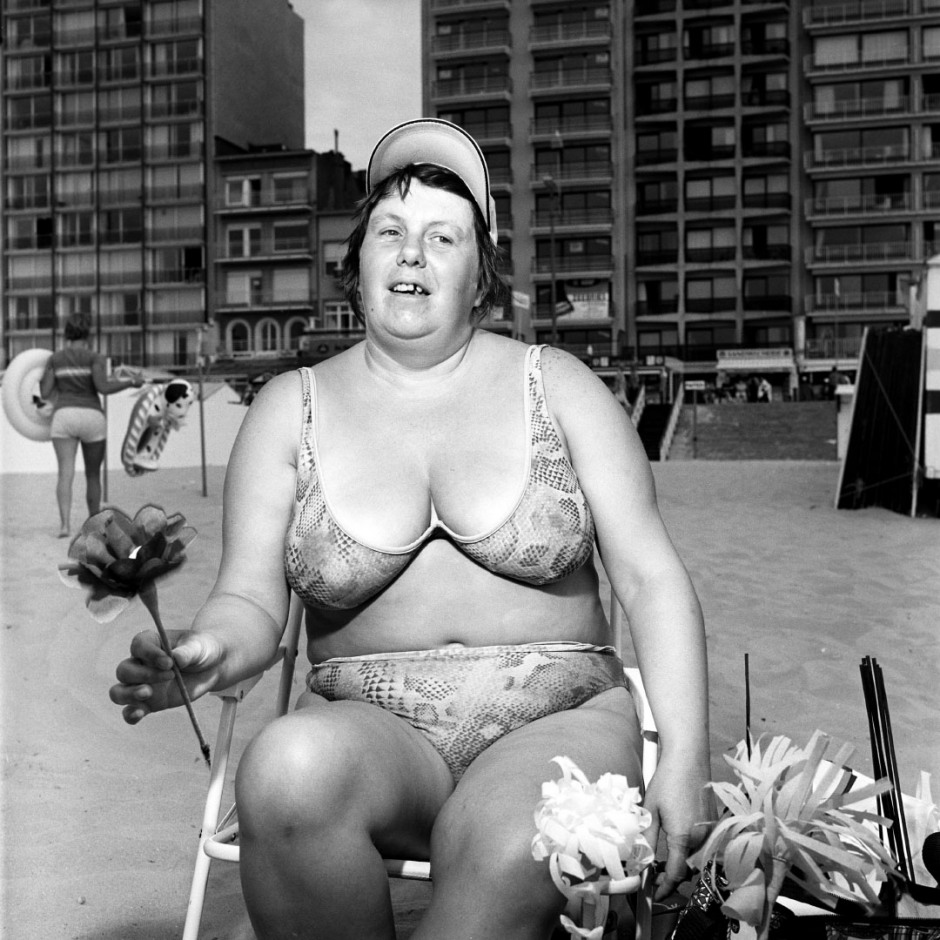 Belgium, Blankenberg, 2004Belgium people's holidays.Plastic flowers' saleswoman wears a coloured swimsuit.Belgique, Blankenberg, 2004Les vacances des Belges.Vendeuse de fleurs en plastique vÍtue d'un maillot d'inspiration fauve.© Franck Ferville / Agence VU