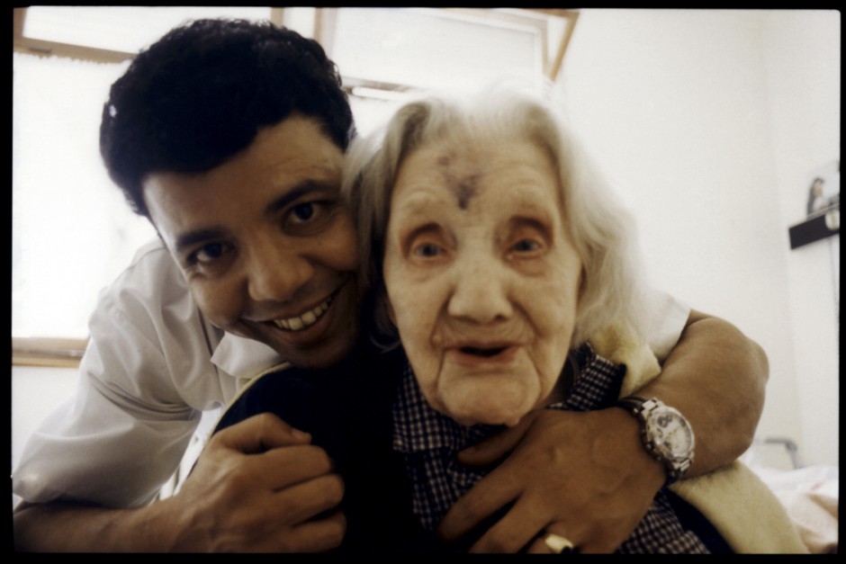 France, Houdan, 1998 - Visit from the physiotherapist at the Geriatrics department, local Houdan hospital.
