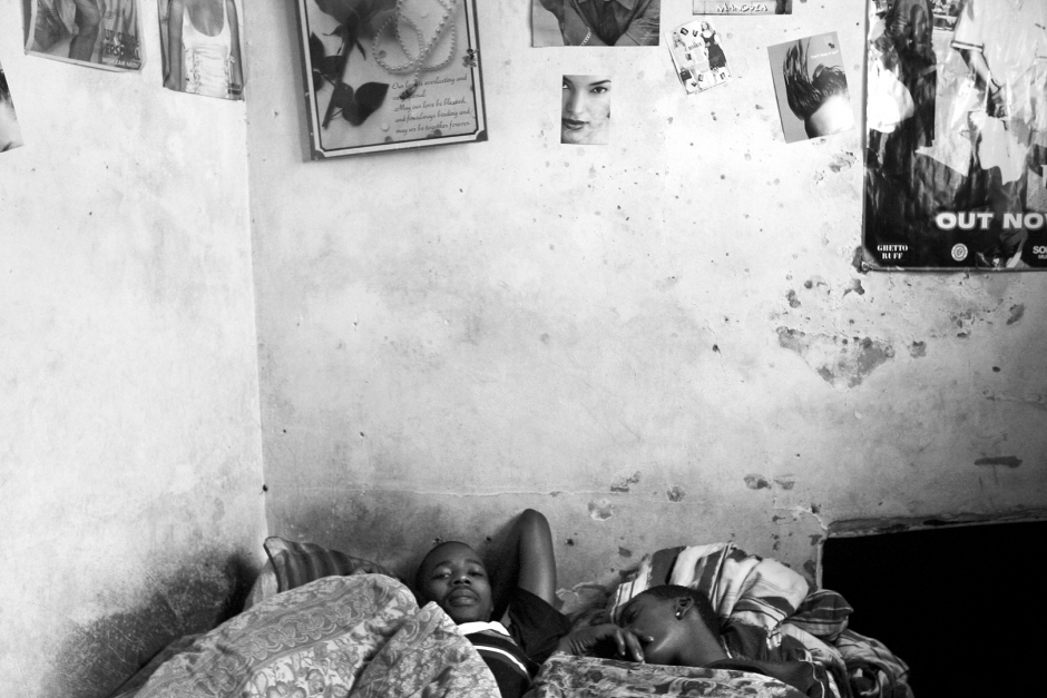 South Africa, Johannesburg, april 2004Three people (one covered on the left) share a bed in an apartment in Hillbrow.  Afrique du Sud, Johannesburg, Avril 2004Trois personnes (dont une est sous les draps ‡ gauche) partagent un lit dans un des appartements d'Hillbrow.© Guy Tillim / Agence VU