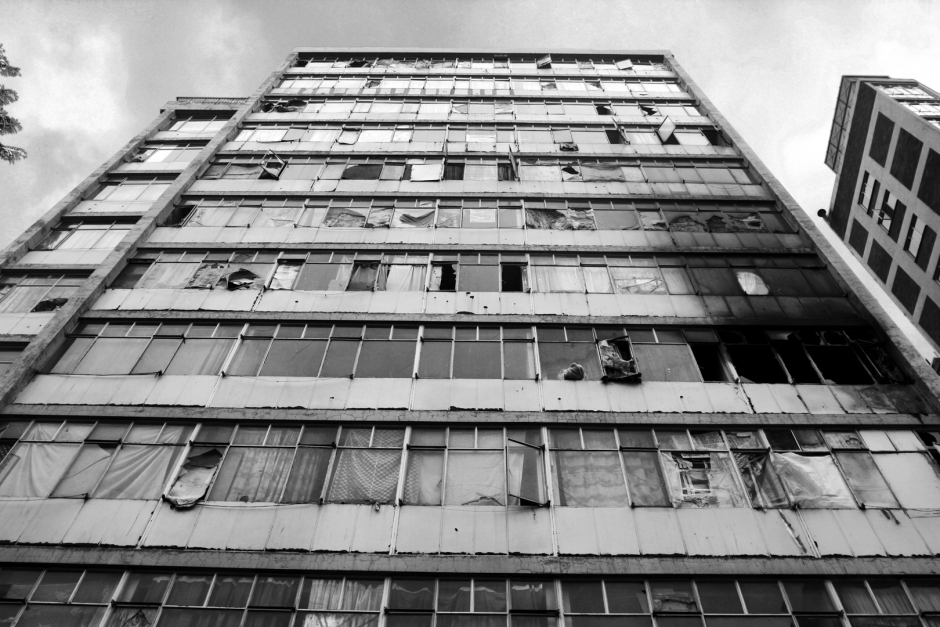 South Africa, Johannesburg, april 2004The apartment block San Jose, in Hillbrow, where residents are facing eviction for non-payment of municipal rates.  Afrique du Sud, Johannesburg, Avril 2004L'immeuble San Jose, ‡ Hillbrow, o˘ des habitants sont confrontÈs ‡ des expulsions pour ne pas avoir payÈ le loyer.© Guy Tillim / Agence VU