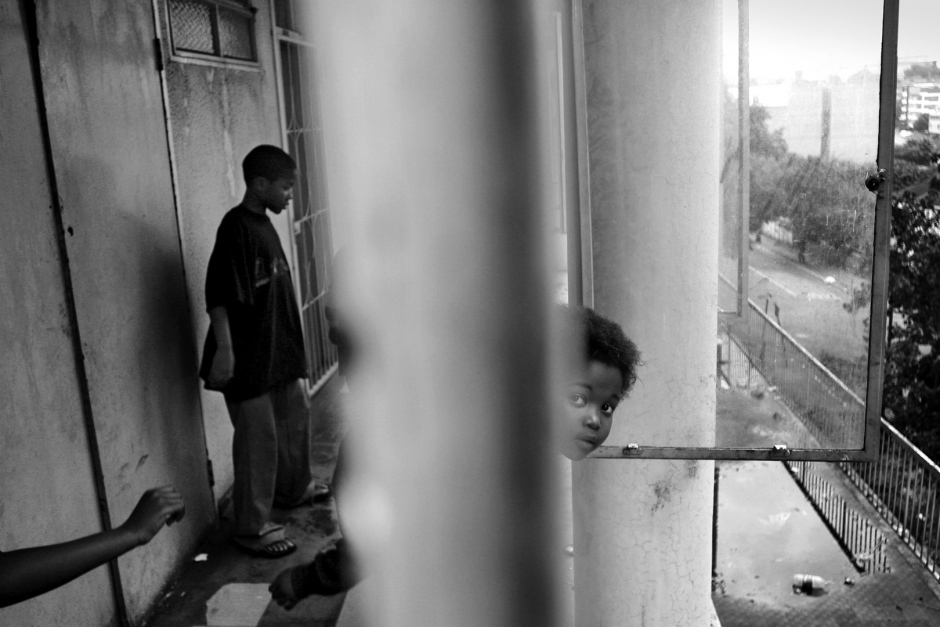 South Africa, Johannesburg, april 2004The apartment block San Jose, in Hillbrow, where residents are facing eviction for non-payment of municipal rates.  Afrique du Sud, Johannesburg, Avril 2004L'immeuble San Jose, ‡ Hillbrow, o˘ des habitants sont confrontÈs ‡ des expulsions pour ne pas avoir payÈ le loyer.© Guy Tillim / Agence VU