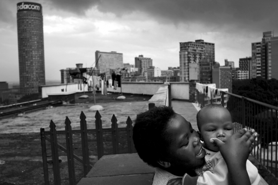 South Africa, Johannesburg, april 2004Rooftop of an apartment, in Hillbrow.  Afrique du Sud, Johannesburg, Avril 2004Le toit d'un appartement ‡ Hillbrow.© Guy Tillim / Agence VU