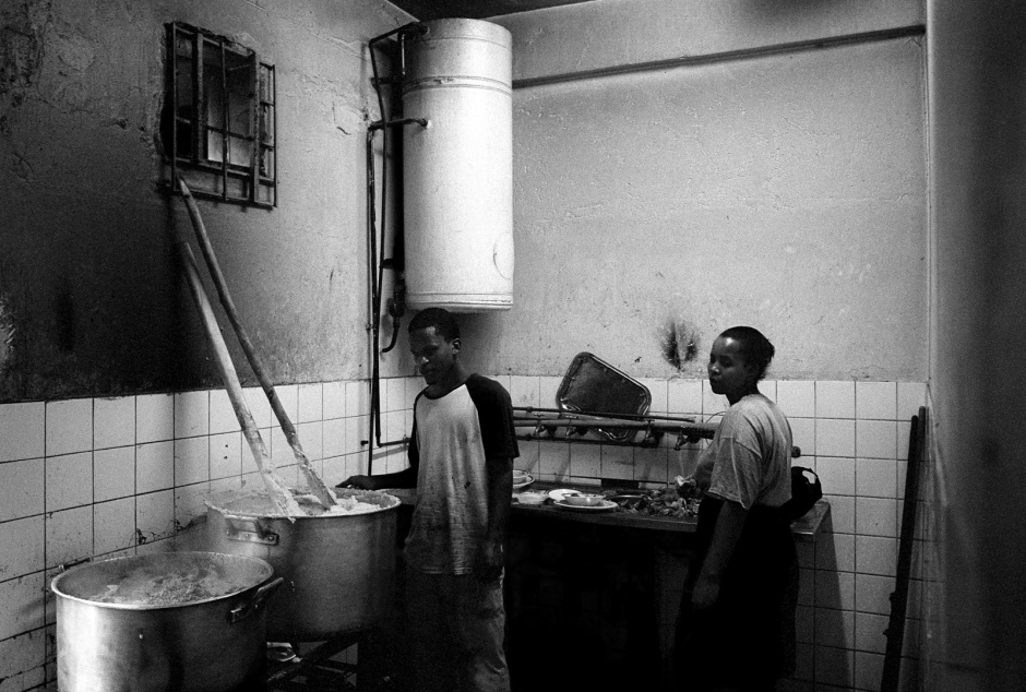 South Africa, Johannesburg, april 2004South African staff in a Nigerian restaurant kitchen, in Hillbrow.  Afrique du Sud, Johannesburg, Avril 2004Personnel sud africain dans les cuisines d'un restaurant nigÈrian ‡ Hillbrow.© Guy Tillim / Agence VU