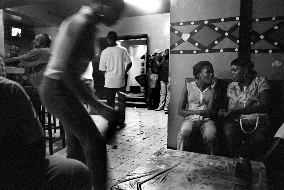 South Africa, Johannesburg, april 2004Nigerian bar at the Plaza Hotel, in Hillbrow.  Afrique du Sud, Johannesburg, Avril 2004Bar nigÈrian au Plaza Hotel ‡ Hillbrow.© Guy Tillim / Agence VU