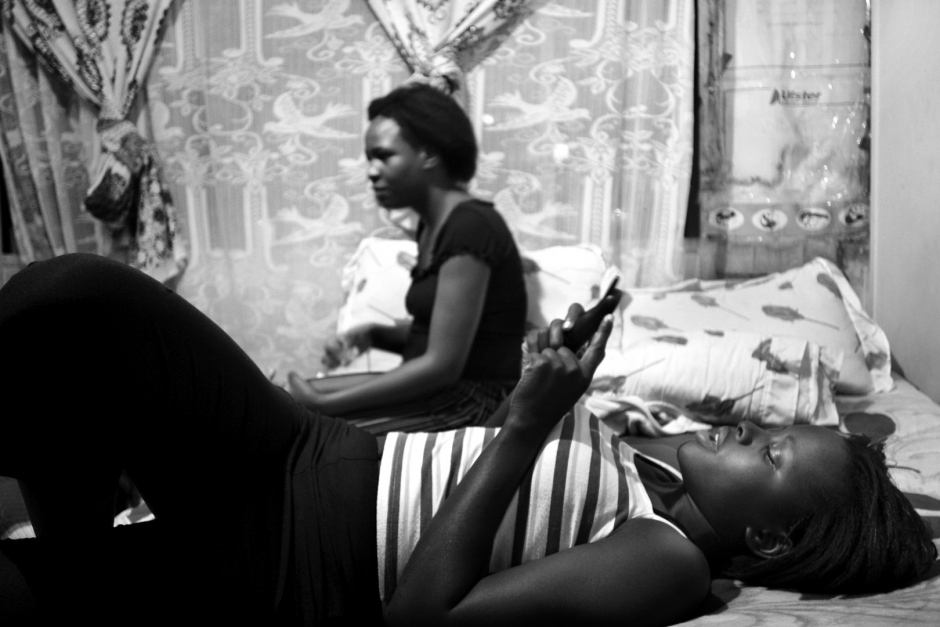 South Africa, Johannesburg, april 2004Maggie Dhlamini and her roommate with whom she shares a bed, in  Hillbrow.  Afrique du Sud, Johannesburg, Avril 2004Maggie Dhlamini et sa colocataire avec qui elle partage un lit, ‡ Hillbrow.© Guy Tillim / Agence VU