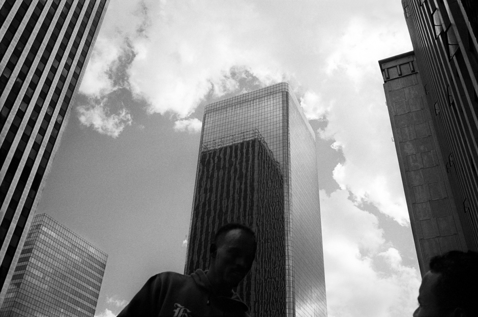 South Africa, Johannesburg, april 2004The former 5-star hotel "The Johannesburg Sun", now empty, awaits development.  Afrique du Sud, Johannesburg, Avril 2004L'ancien hotel cinq Ètoiles Le "Johannesburg Sun", qui est vide, attend d'Ítre repris en mains.© Guy Tillim / Agence VU