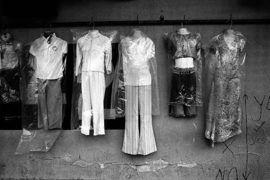 South Africa, Johannesburg, april 2004Clothes for sale, in central town.  Afrique du Sud, Johannesburg, Avril 2004Des vÍtements ‡ vendre dans le centre-ville.© Guy Tillim / Agence VU