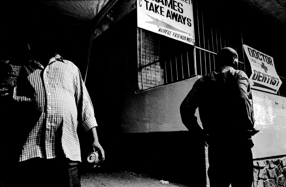 South Africa, Johannesburg, april 2004Street corner, in the quarter of Hillbrow.  Afrique du Sud, Johannesburg, Avril 2004Coin de rue dans le quartier d'Hillbrow.© Guy Tillim / Agence VU