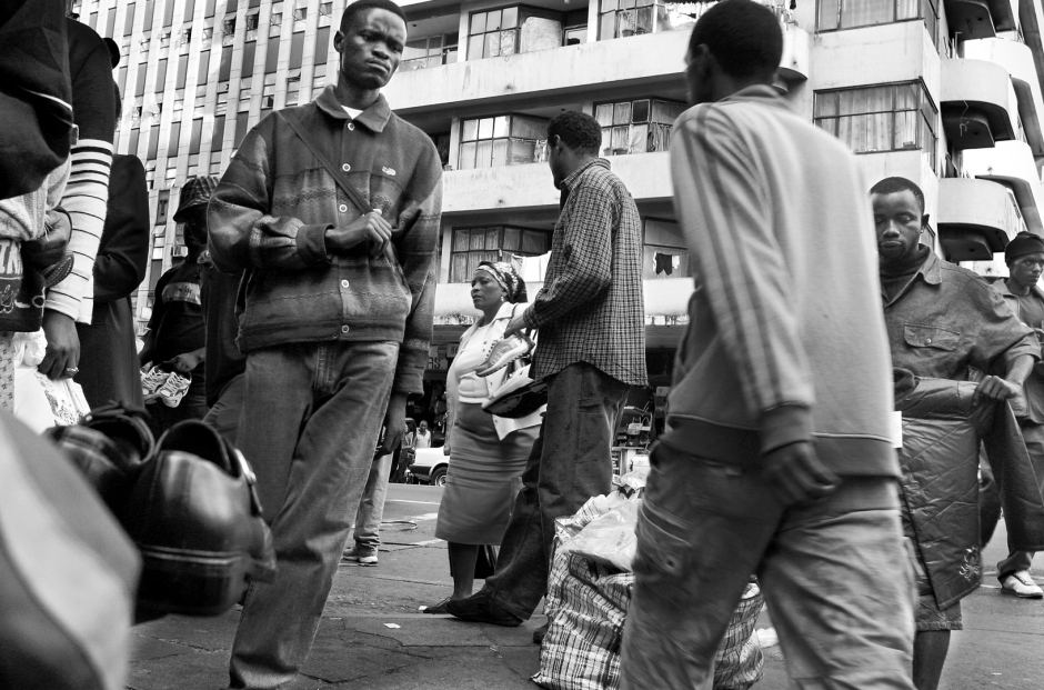 South Africa, Johannesburg, april 2004Ethiopian traders in Jeppe Street.  Afrique du Sud, Johannesburg, Avril 2004CommerÁants Èthiopiens sur Jeppe Street.© Guy Tillim / Agence VU