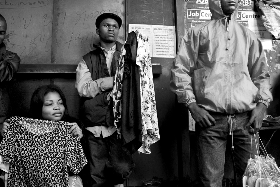 South Africa, Johannesburg, april 2004Congolese traders, Jeppe St.  Afrique du Sud, Johannesburg, Avril 2004CommerÁants congolais sur Jeppe Street.© Guy Tillim / Agence VU
