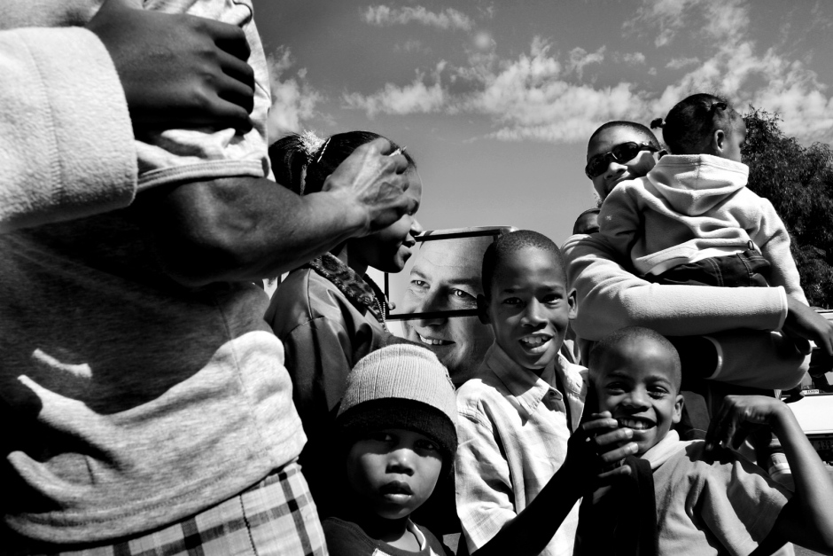 South Africa, Cape Town, 9th April 2004Tony Leon's face looks out from an election poster on his bus during the election campaigning.   Afrique du Sud, Le Cap, 9 Avril 2004Le visage de Tony Leon sur une affiche, sur son bus lors de la campagne Èlectorale.© Guy Tillim / Agence VU