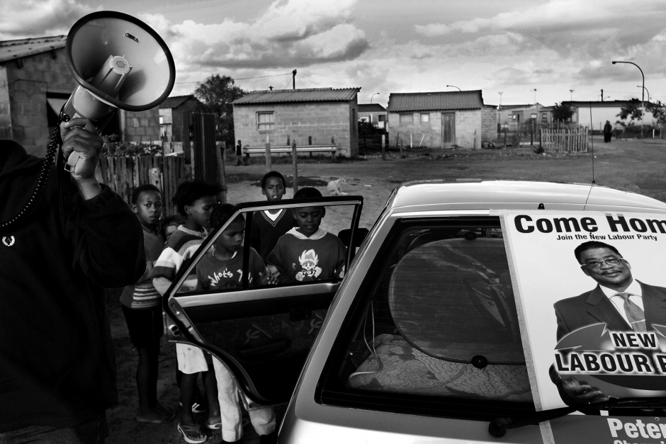South Africa, Atlantis, april 2004Campaigner for the New Labour Party, in a low income suburb of Atlantis.  Afrique du Sud, Atlantis, Avril 2004Un militant pour le nouveau parti travailliste, dans la banlieue proche d'Atlantis.© Guy Tillim / Agence VU