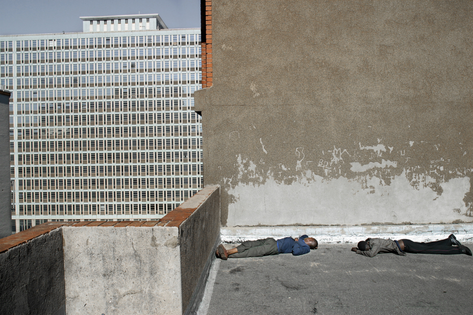 South Africa, Johannesburg, 6th June 2004.Portrait of the city centre and its new inhabitants. Sleeping on the roof of Sherwood Heights.Afrique du Sud, Johannesbourg, 6 Juin 2004Portrait du centre ville  et de ses habitants. Dormir sur le toit de Sherwood Heights.© Guy Tillim /Agence VU