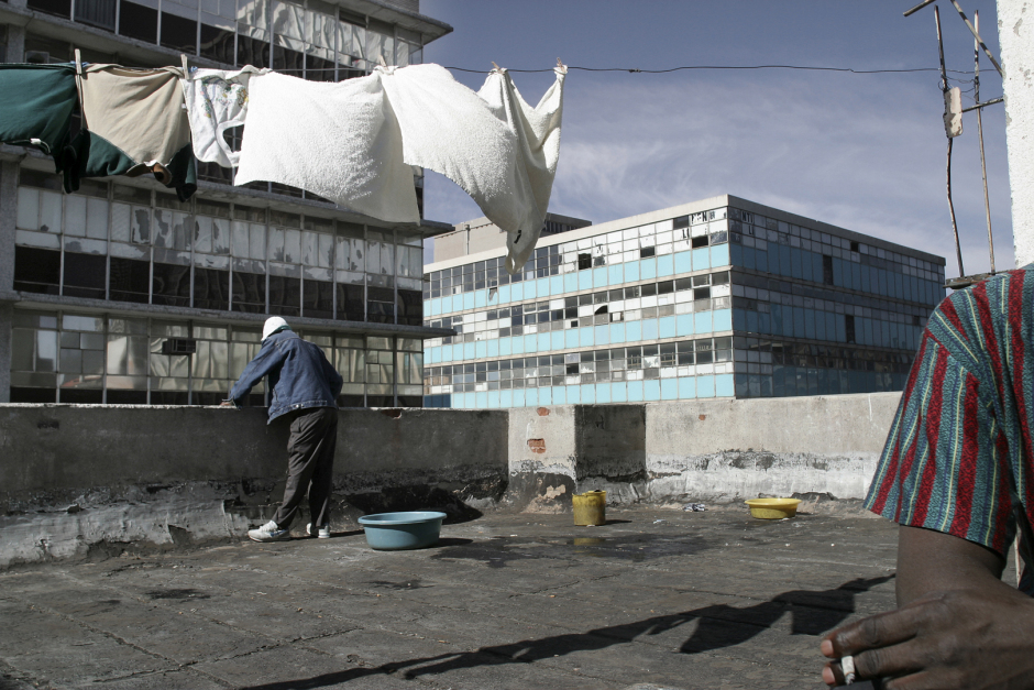 South Africa, Johannesburg, 2004Portrait of the city centre and its new inhabitants. Jeanwell roof.Afrique du Sud, Johannesbourg, 2004Portrait du centre ville  et de ses habitants. Toit de Jeanwell.© Guy Tillim /Agence VU