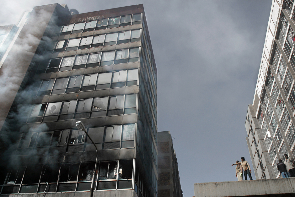 South Africa, Johannesburg, 2004Portrait of the city centre and its new inhabitants. Fire.Afrique du Sud, Johannesbourg, 2004Portrait du centre ville  et de ses habitants. Incendie.© Guy Tillim /Agence VU