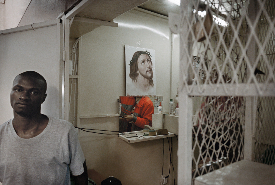 South Africa, Johannesburg, 2004Portrait of the city centre and its new inhabitants. Barber shop.Afrique du Sud, Johannesbourg, 2004Portrait du centre ville  et de ses habitants. Chez le barbier.© Guy Tillim /Agence VU
