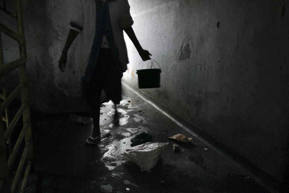 South Africa, Johannesburg, 2004Portrait of the city centre and its new inhabitants. Jeanwell water.Afrique du Sud, Johannesbourg, 2004Portrait du centre ville  et de ses habitants. L'eau de Jeanwell.© Guy Tillim /Agence VU