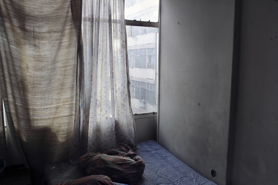 South Africa, Johannesburg, 2004.Portrait of the city centre and its new inhabitants. San Jose corner curtain.Afrique du Sud, Johannesbourg, 2004Portrait du centre ville  et de ses habitants. Rideau ‡ San Jose.© Guy Tillim /Agence VU