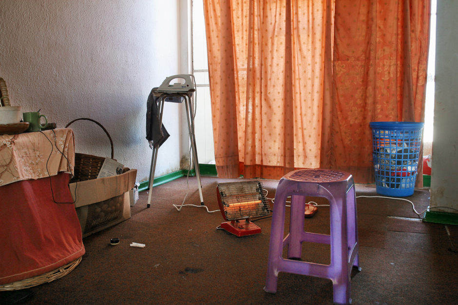 South Africa, Johannesburg, 28  May 2004.Portrait of the city centre and its new inhabitants. Thulane's room, in Berea quarter.Afrique du Sud, Johannesbourg, 28  Mai 2004Portrait du centre ville  et de ses habitants. Chambre ‡ Thulane dans le quartier Berea.© Guy Tillim /Agence VU