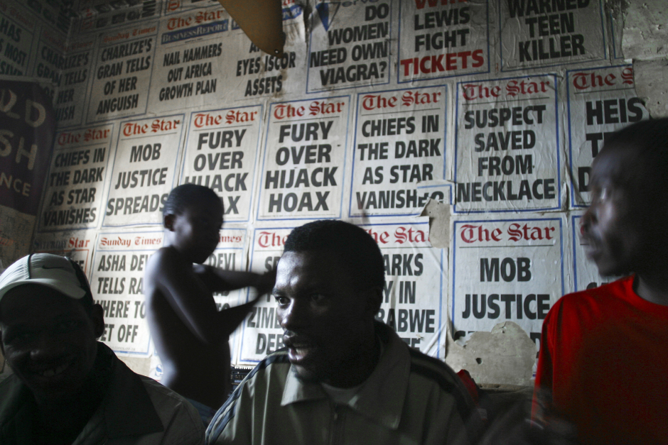 South Africa, Johannesburg, 2004.Portrait of the city centre and its new inhabitants. Milton papers.Afrique du Sud, Johannesbourg, 2004Portrait du centre ville  et de ses habitants. Articles ‡ Milton.© Guy Tillim /Agence VU