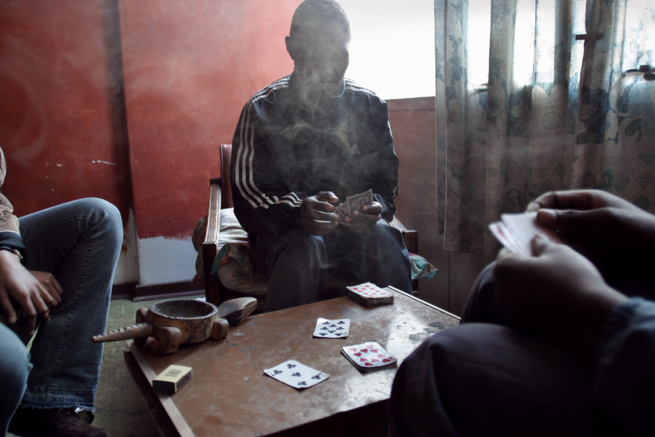 South Africa, Johannesburg, 2004.Portrait of the city centre and its new inhabitants. Cards game at San Jose.Afrique du Sud, Johannesbourg, 2004Portrait du centre ville  et de ses habitants. Jeu de cartes ‡ San Jose.© Guy Tillim /Agence VU