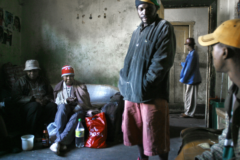 South Africa, Johannesburg, June 2004Portrait of the city centre and its new inhabitants. Bar opened by a resident of Joel Street, in Berea, and patrons.Afrique du Sud, Johannesbourg, Juin 2004Portrait du centre ville  et de ses habitants. Bar ouvert par des rÈsidents sur Joel street, ‡ Berea, les patrons.© Guy Tillim /Agence VU