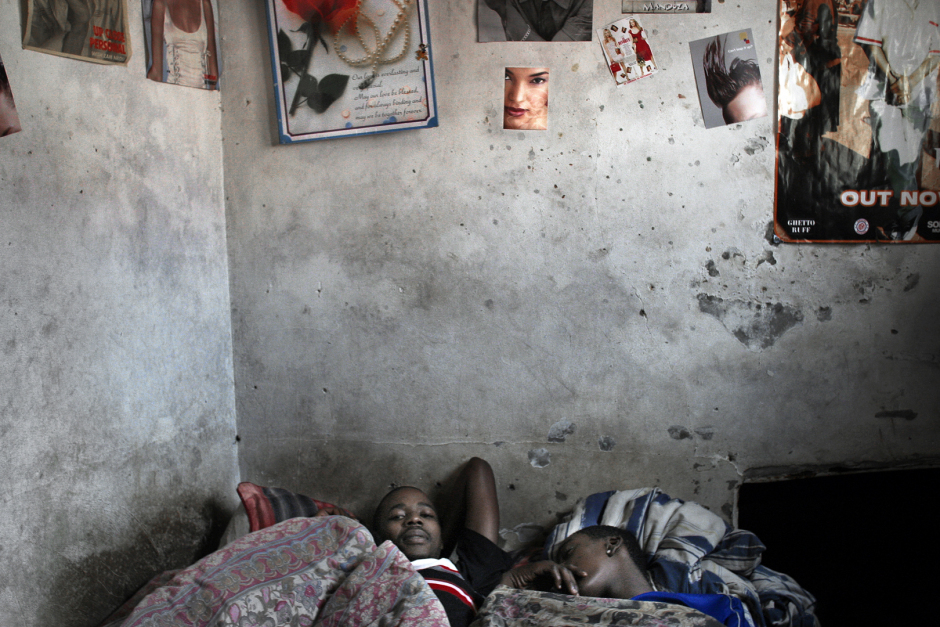 South Africa, Johannesburg, 2004Portrait of the city centre and its new inhabitants. Bedroom.Afrique du Sud, Johannesbourg, 2004Portrait du centre ville  et de ses habitants. Chambre.© Guy Tillim /Agence VU